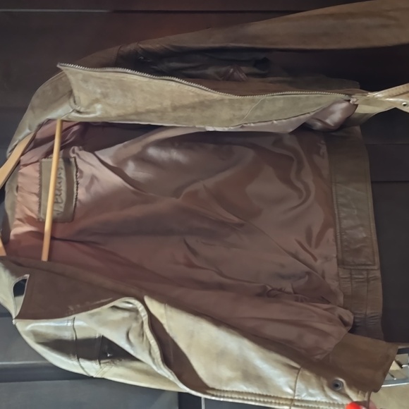 XL Distressed Brown Leather Bomber Jacket - Picture 13 of 13